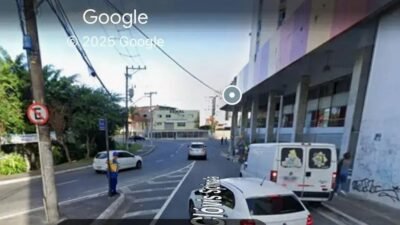 Idoso se revolta após cair em bueiro sujo no Centro de Salvador