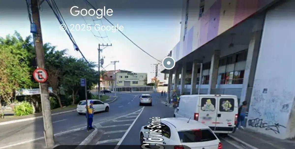 Idoso se revolta após cair em bueiro sujo no Centro de Salvador