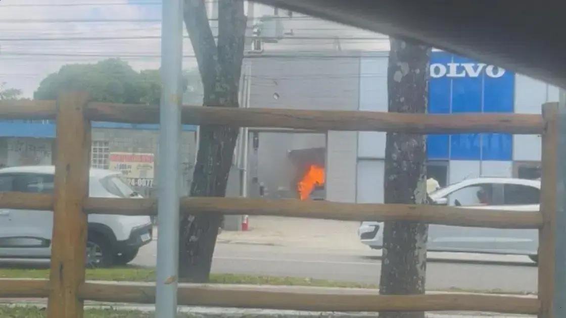 Incêndio em carro elétrico em Maceió: incêndio em concessionária de luxo