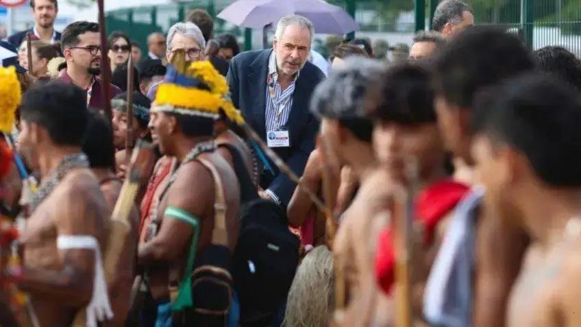 Indígenas protestam na COP30 e exigem respeito aos seus direitos