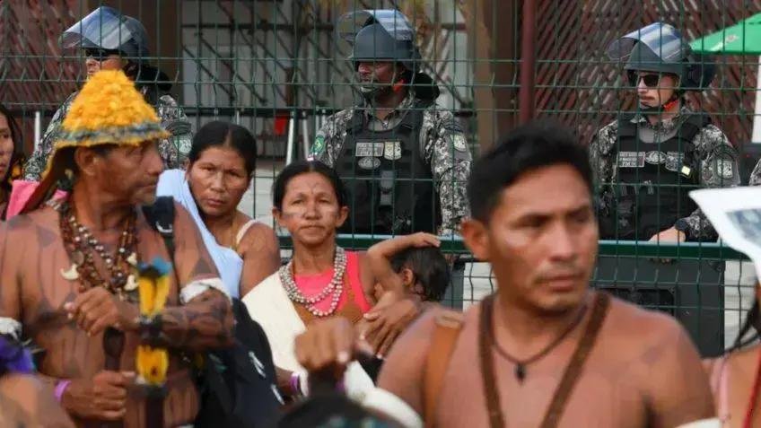 Indígenas protestam na entrada da Zona Azul durante a COP30