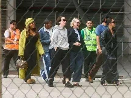 Kim Kardashian e elenco de ‘Tudo É Justo’ desembarcam no Rio de Janeiro