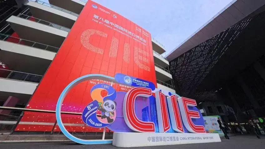 Li Qiang defende comércio justo durante a 8ª CIIE em Xangai