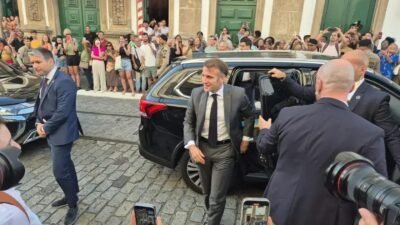 Macron é ovacionado em Salvador durante visita ao Centro Histórico