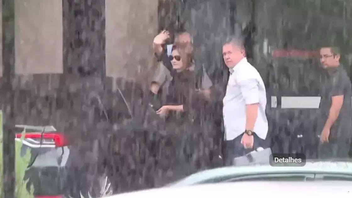 Michelle Bolsonaro visita ex-presidente um dia após a prisão na PF