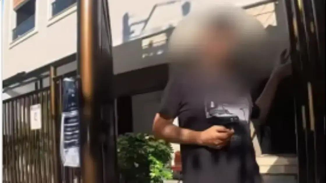 Motoboy registra clientes que exigem subir para receber entregas