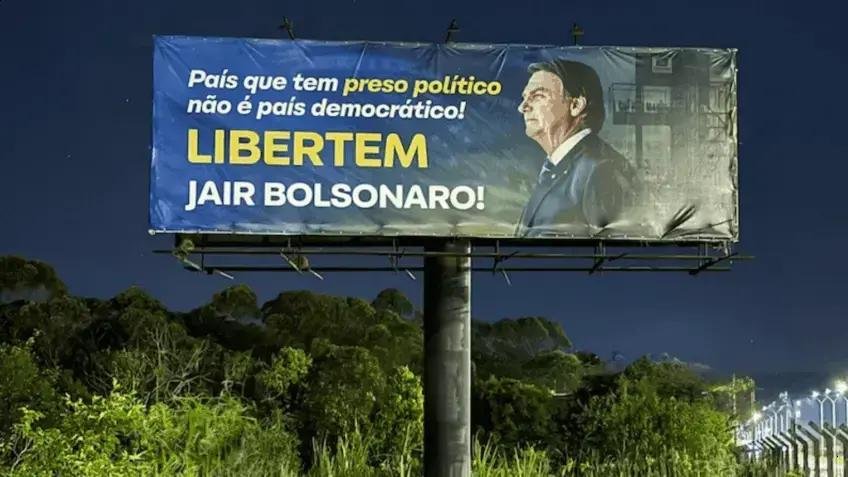 Outdoor em Criciúma pede liberdade para Jair Bolsonaro