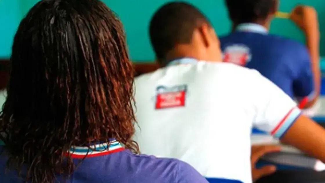 Professora é acusada de injúria racial contra aluna em Feira de Santana