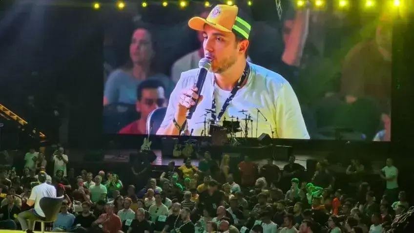 Renan Santos, do MBL, critica Flávio Bolsonaro e menciona eleições 2026