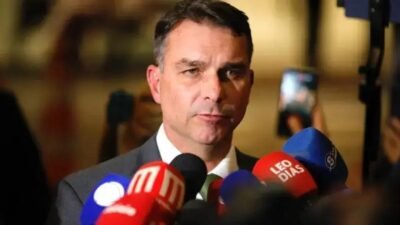 Senador Flávio Bolsonaro cria vaquinha virtual para famílias de policiais mortos