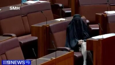 Senadora australiana veste burca em protesto durante sessão no Parlamento