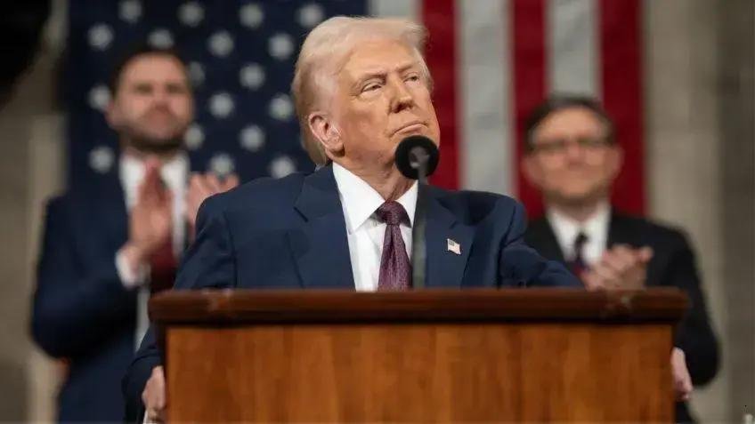 Trump assina liberação de arquivos que envolvem caso Epstein