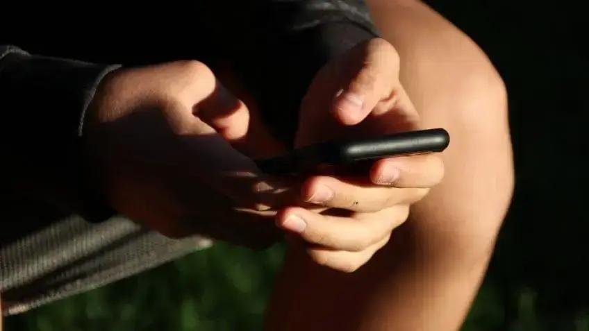 87% dos brasileiros das classes C e D acessam internet apenas pelo celular