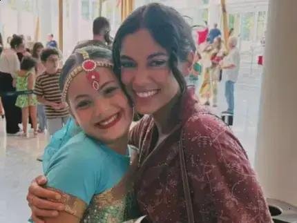 Alane Dias prestigia apresentação de balé da filha de Francisco Gil