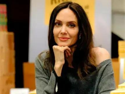 Angelina Jolie exibe cicatrizes de mastectomia e alerta sobre o câncer de mama