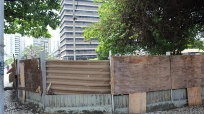 Antigo prédio dos Correios na Pituba volta a ser invadido e saqueado