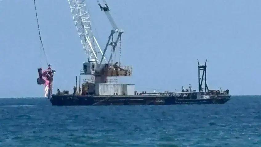 Avião monomotor cai no mar em Copacabana e provoca comoção