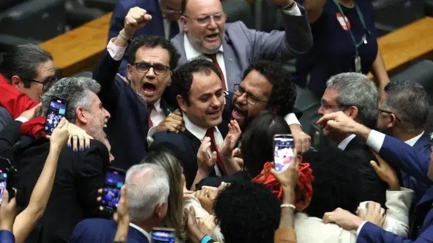 Câmara dos Deputados suspende mandato de Glauber Braga por 6 meses