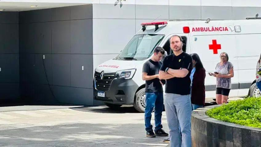 Carlos Bolsonaro espera visita ao pai em hospital antes da cirurgia de Natal