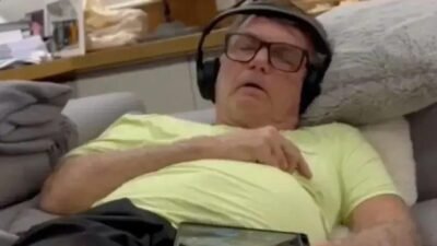 Carlos Bolsonaro publica vídeo do pai em estado delicado de saúde