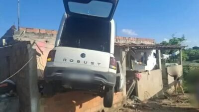 Carro sai da pista e colide com casa, deixando um morto na Bahia