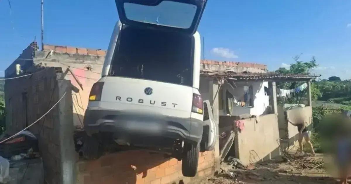 Carro sai da pista e colide com casa, deixando um morto na Bahia