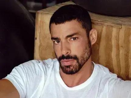 Cauã Reymond reflete sobre traumas e a relação com a filha Sofia