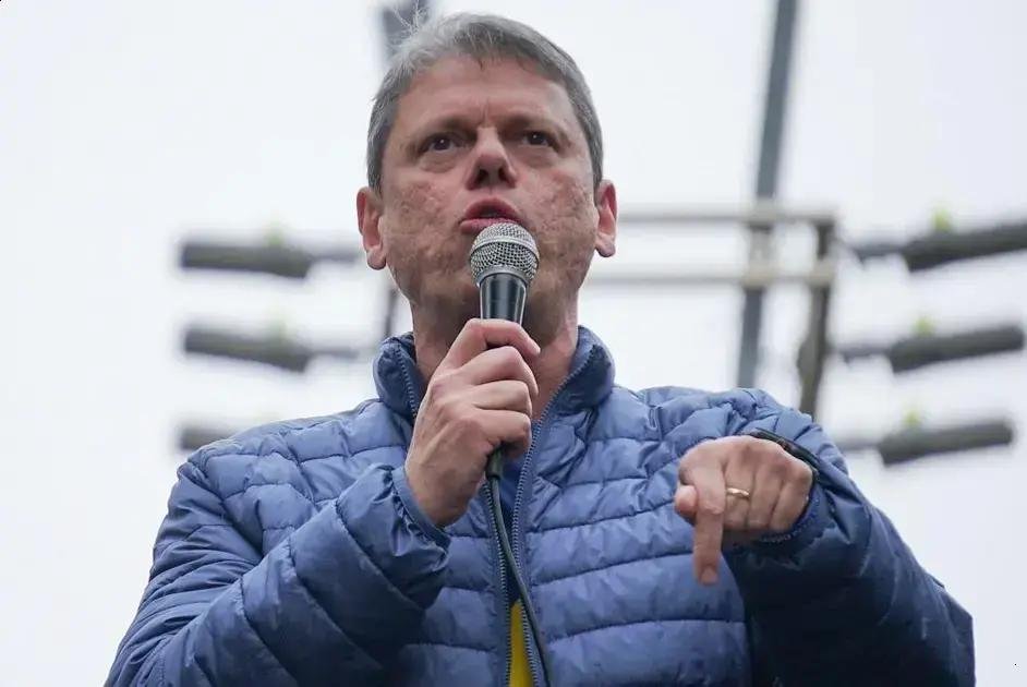 Cenário Político: Flávio Bolsonaro e Tarcísio de Freitas em Foco