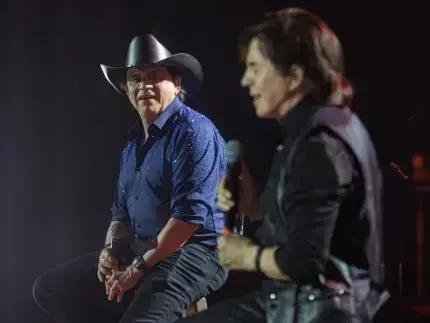 Chitãozinho e Xororó falam sobre a perda de Mauri em show emocionante