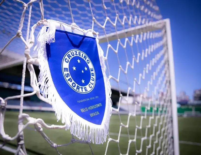 Cruzeiro busca reforçar elenco com a contratação de Gerson, ídolo do Flamengo