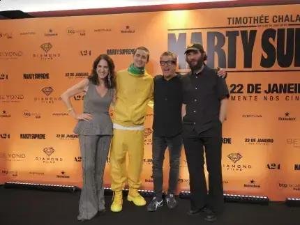 Elenco de ‘Marty Supreme’ brilha na estreia exclusiva em São Paulo
