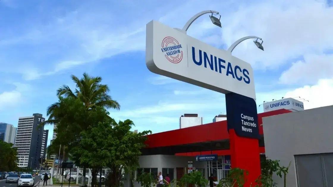 Estudantes da UNIFACS protestam contra aumento de mensalidades e rematrículas