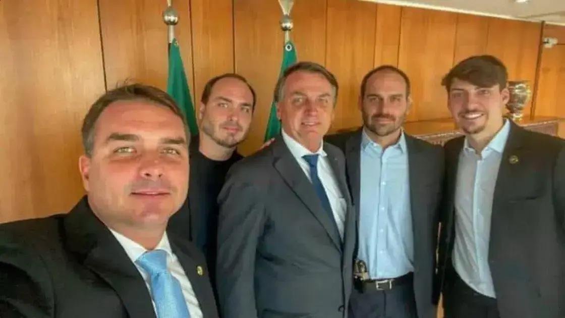 Filho de Bolsonaro pode receber Comenda Dois de Julho na ALBA