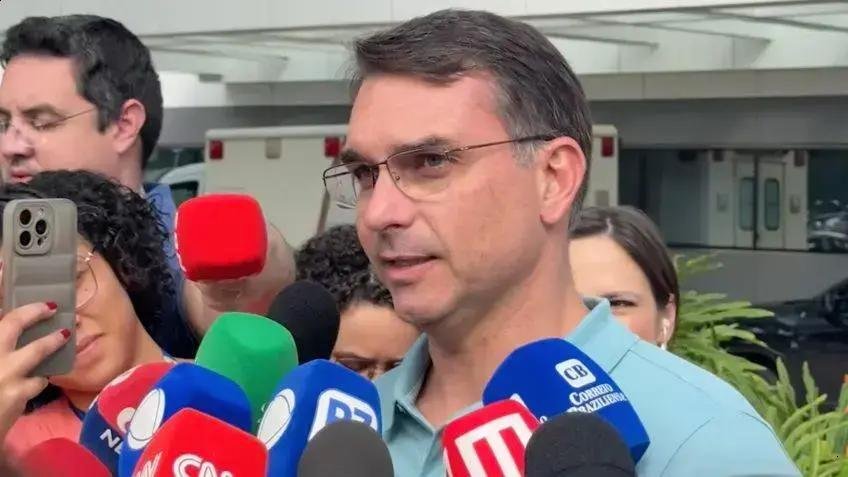 Flávio Bolsonaro é indicado para a Presidência em carta de Jair Bolsonaro
