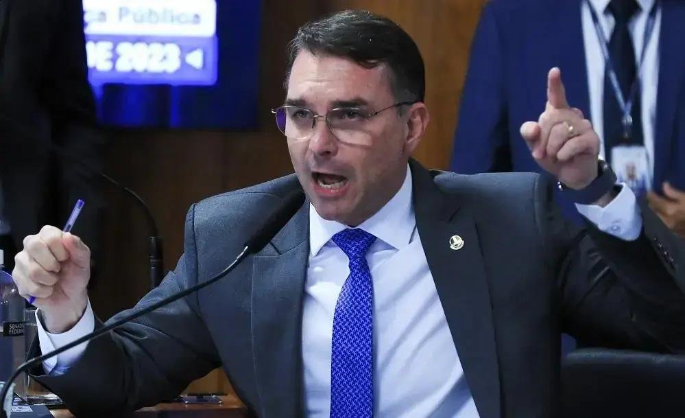 Flávio Bolsonaro impõe condição para desistir de candidatura em 2026