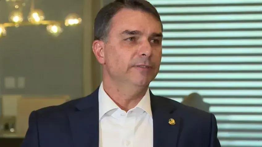 Flávio Bolsonaro pede auditoria no INSS para investigar Lulinha