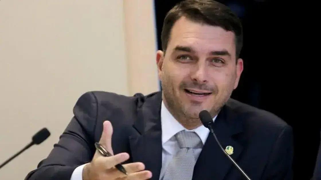 Flávio Bolsonaro: Retirada de Sanções dos EUA e Abertura para Anistia no Brasil