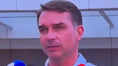 Flávio Bolsonaro visita ex-presidente e reforça apoio de Tarcísio de Freitas