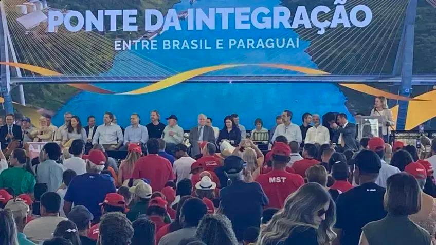 Gleisi Hoffmann critica a família Bolsonaro em inauguração de ponte