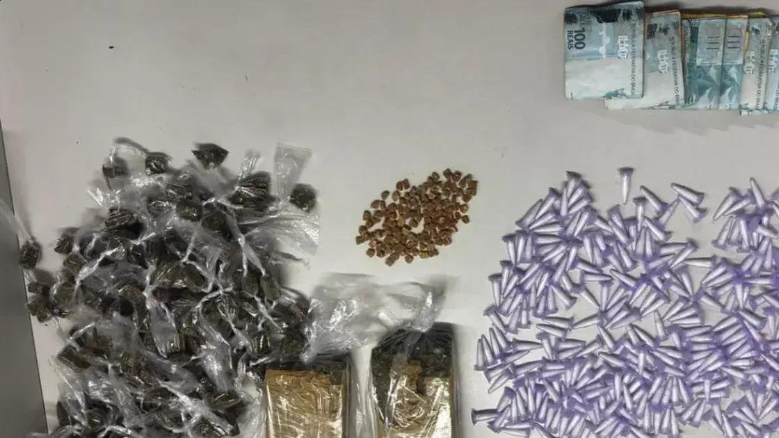 Homem preso com drogas e R$ 5 mil em Salvador durante operação policial