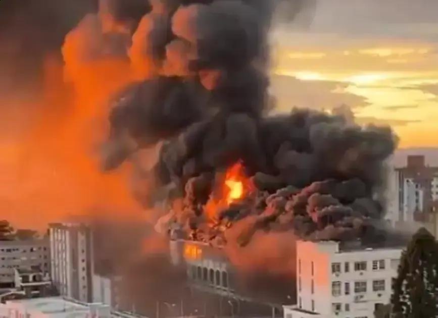 Incêndio atinge Colégio Marista Santa Maria: prefeitos e políticos em ação