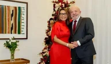 Janja compartilha momentos especiais do Natal ao lado de Lula e suas cadelas