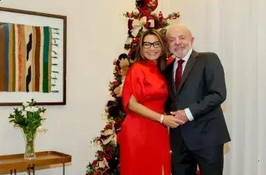 Janja compartilha momentos especiais do Natal ao lado de Lula e suas cadelas