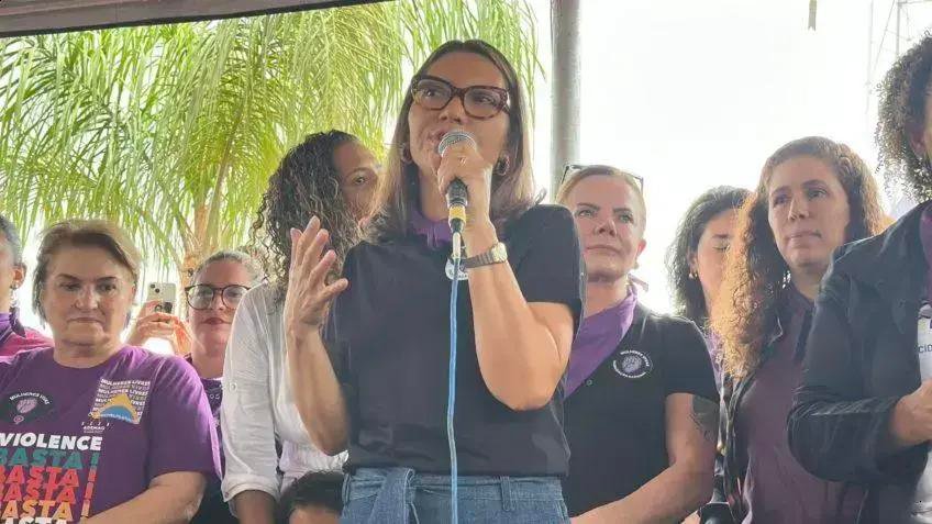 Janja da Silva pede legislação dura contra feminicídio em ato de mulheres