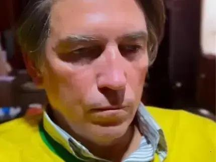 Jim Caviezel pede orações por Jair Bolsonaro após cirurgia bem-sucedida