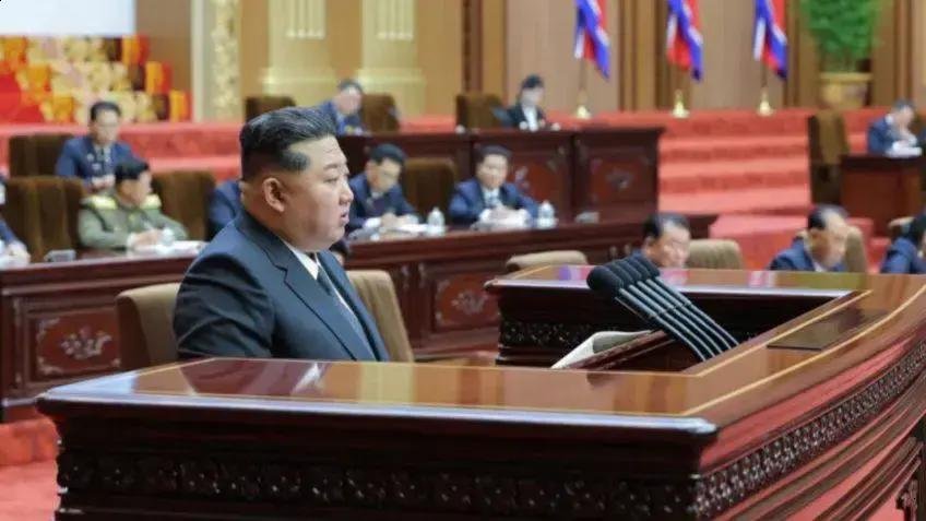 Kim Jong-un elogia novos lança-foguetes com poder devastador