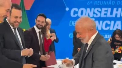 Lula distribui doces para se desculpar após atraso em evento