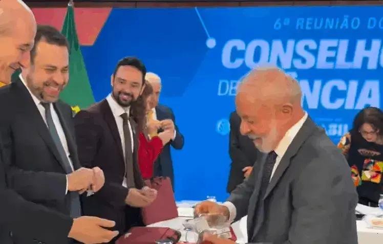 Lula distribui doces para se desculpar após atraso em evento