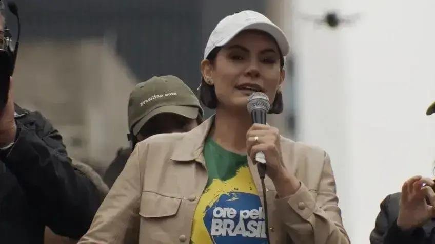 Michelle Bolsonaro incentiva hashtag de apoio a Jair Bolsonaro nas redes sociais