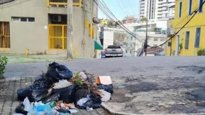 Moradores do Rio Vermelho reclamam da falta de coleta de lixo no Natal